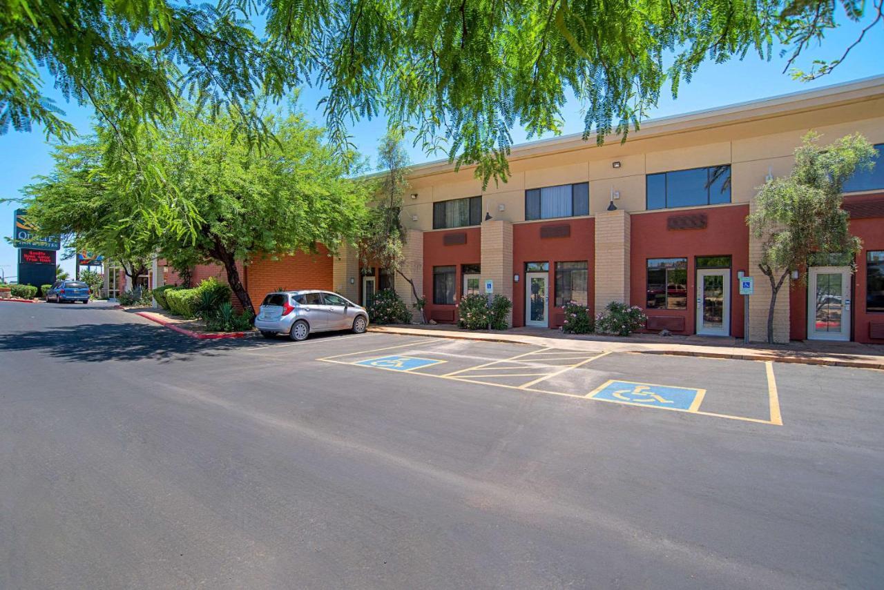 Quality Inn & Suites Phoenix Nw - Sun City Youngtown Exterior foto