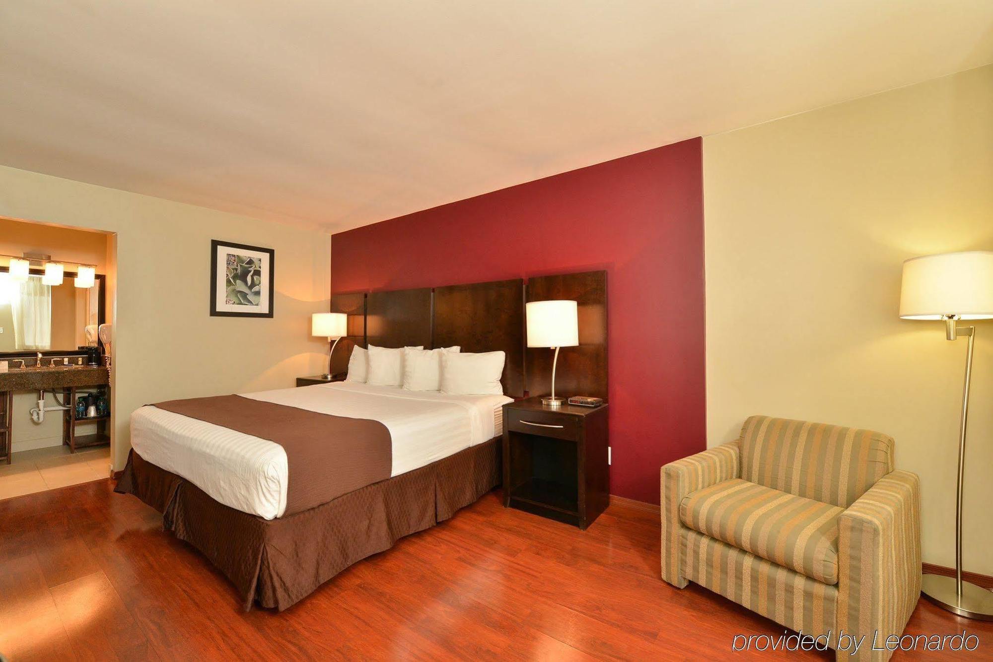 Quality Inn & Suites Phoenix Nw - Sun City Youngtown Exterior foto